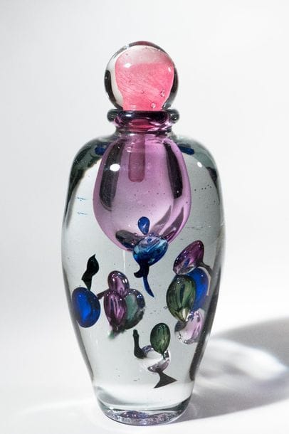 Jean-Claude NOVARO (1943-2015)
 Flacon ovoïde en verre soufflé transparent de forte densité, inclusion de bulles d’air teintées bleu, mauve et vert en suspension.


Signé et daté 2008 sous la base.


Hauteur : 33 cm.