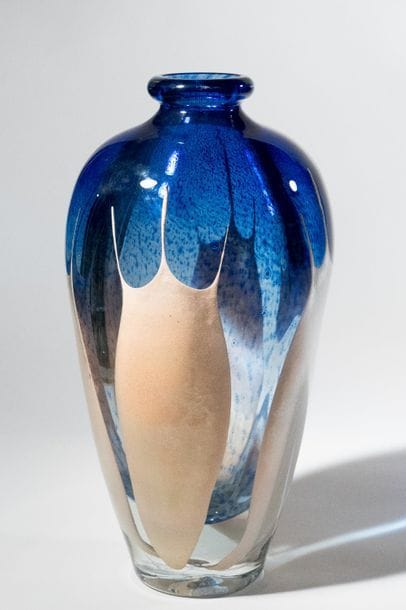 Jean-Claude NOVARO (1943-2015)
 Vase ovoïde à col resserré en verre soufflé à décor flammé luminescent sur fond émaillé bleu.


Signé et daté 2004 sous la base.


Hauteur : 33 cm.