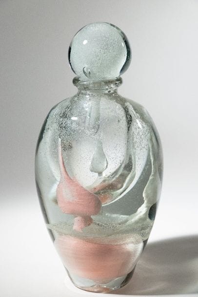 Jean-Claude NOVARO (1943-2015)
 Flacon ovoïde en verre soufflé à décor bullé luminescent blanc et rose.


Signé et daté 2008 sous la base.


Hauteur : 32 cm.