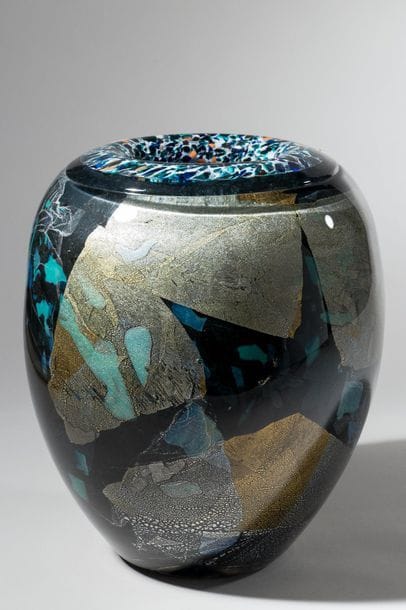 Jean-Claude NOVARO (1943-2015)
 Vase ovoïde à large col en verre soufflé à décor marbré à dominante turquoise sur fond émaillé noir, application de feuilles d’or et d’argent.


Signé et daté 2002 sous la base.


Hauteur : 25 cm.