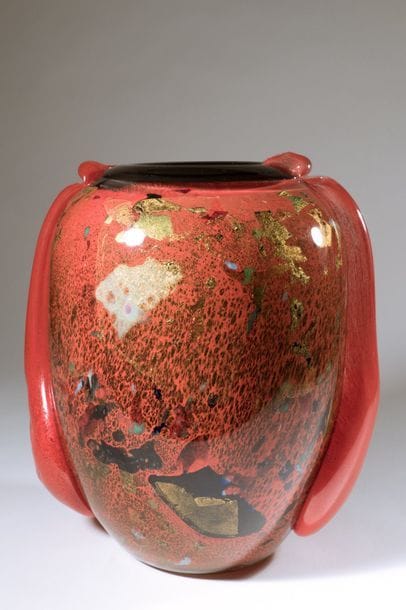 Jean-Claude NOVARO (1943-2015)
 Vase ovoïde en verre soufflé à large col teinté noir, inclusion d’émaux multicolores et feuilles d’or sur fond rouge, anses en verre coulé de même couleur.


Signé et daté 2003 sous la base.


Hauteur : 30 cm.