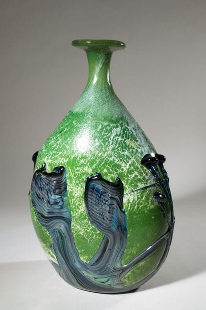 Jean-Claude NOVARO (1943-2015)
 Grand vase à long col resserré à décor de cordons bleutés en surface, sur fond émaillé vert et blanc.


Signé et daté 2004 sous la base.


Hauteur : 42 cm.