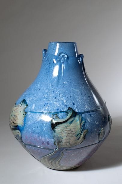 Jean-Claude NOVARO (1943-2015)
 Vase épaulé en verre soufflé irisé à dominante bleue légèrement moucheté, cordons bleutés appliqués en surface.


Signé et daté 2004 sous la base.


Hauteur : 30 cm.