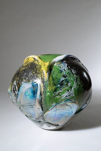 Jean-Claude NOVARO (1943-2015)
Vase boule en verre soufflé à décor d’émaux noir, vert et jaune et cordons bleu clair appliqués en surface.


Signé et daté 2004 sous la base.


Hauteur : 25 cm. 

Diamètre : 27 cm.