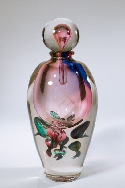 Jean-Claude NOVARO (1943-2015)
 Flacon ovoïde en verre soufflé transparent de forte densité, inclusion de bulles d’air teintées rose et vert en suspension.


Signé et daté 2007 sous la base.


Hauteur : 31 cm.