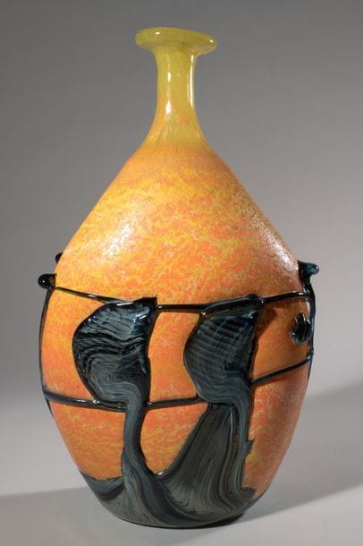 Jean-Claude NOVARO (1943-2015)
 Grand vase à long col resserré à décor de cordons bleutés en surface, sur fond émaillé jaune et orange.


Signé et daté 2004 sous la base.


Hauteur : 42 cm.