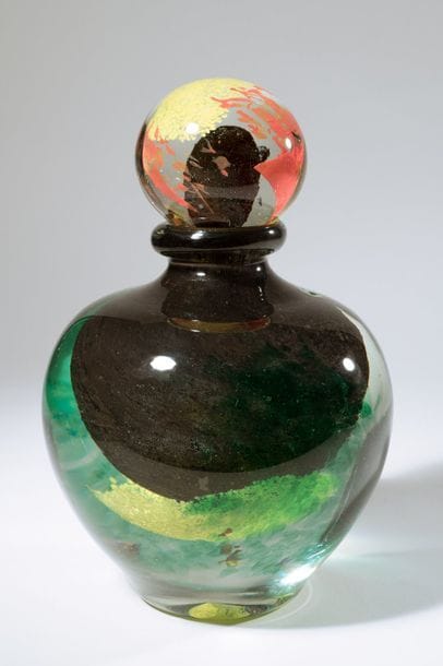Jean-Claude NOVARO (1943-2015)
 Flacon ovoïde en verre soufflé à décor d’émaux noir, vert, jaune et rouge sur le bouchon.


Signé et daté sous la base.

H. : 26 cm.