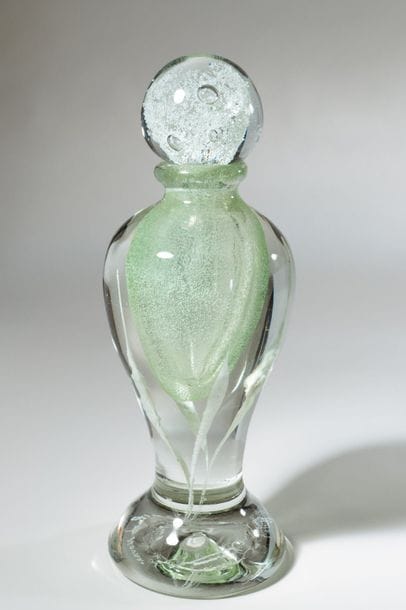 Jean-Claude NOVARO (1943-2015)Flacon sur piédouche en verre soufflé transparent, légèrement bullé et saupoudré d’émail blanc luminiscent.


Signé et daté 2008 sous la base.


Hauteur : 28 cm.