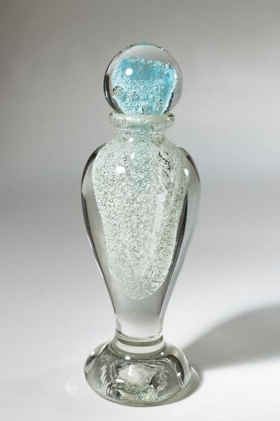 Jean-Claude NOVARO (1943-2015)
 Flacon sur piédouche en verre soufflé transparent, légèrement bullé et saupoudré d’émail blanc luminiscent, bouchon teinté turquoise.


Signé et daté 2008 sous la base.


Hauteur : 27 cm.