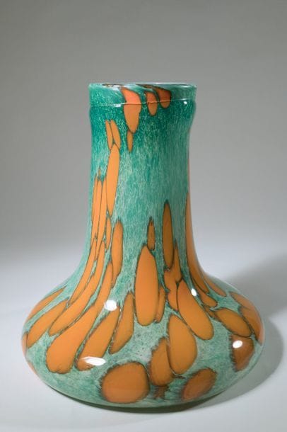 Jean-Claude NOVARO (1943-2015)
.  Vase à fond plat en verre soufflé à décor moucheté d’émail orange sur fond vert.


Signé et daté 2008 sous la base.


Hauteur : 28 cm.