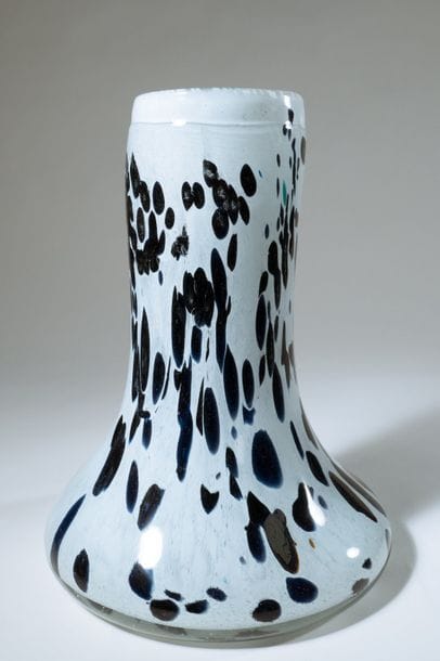 Jean-Claude NOVARO (1943-2015)
 Vase à fond plat en verre soufflé à décor moucheté d’émail noir sur fond blanc.


Signé et daté 2008 sous la base.


Hauteur : 30 cm.