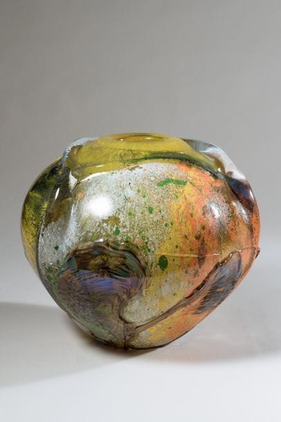 Jean-Claude NOVARO (1943-2015)
Vase boule en verre soufflé à décor d’émaux multicolores sur fond jaune et cordons bleutés appliqués en surface.


Signé et daté 2004 sous la base.


Hauteur : 22 cm. 

Diamètre : 24 cm.