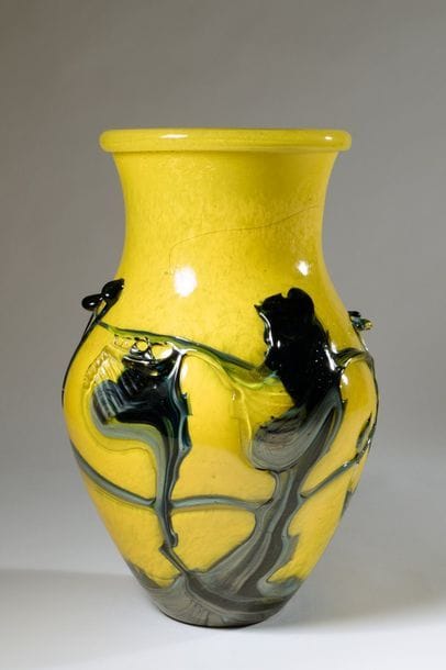 Jean-Claude NOVARO (1943-2015)
 Vase balustre en verre soufflé à décor de cordons noir appliqués en surface sur fond émaillé jaune vif.


Signés et datés 2004 sous la base.


Hauteur : 34 cm.