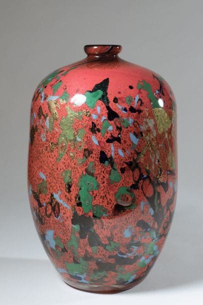 Jean-Claude NOVARO (1943-2015)
 .  Vase à col resserré en verre soufflé à décor japonisant d’émaux multicolores et de paillettes d’or sur fond rouge.


Signé et daté 2003 sous la base.


Hauteur : 31 cm.