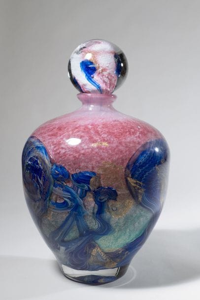 Jean-Claude NOVARO (1943-2015)
Flacon ovoïde en verre soufflé, inclusion d’oxyde métallique marron et cordons de feuilles d’or internes sur fond émaillé rose et bleu.

Signé et daté 2000 sous la base.

Hauteur : 33 cm.