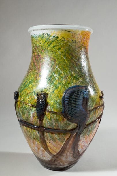 Jean-Claude NOVARO (1943-2015)
 Grand vase balustre en verre soufflé à décor intercalaire d’émaux rose et vert, cordons bleutés appliqués en surface.


Signé et daté 2008 sous la base.


Hauteur : 42 cm.