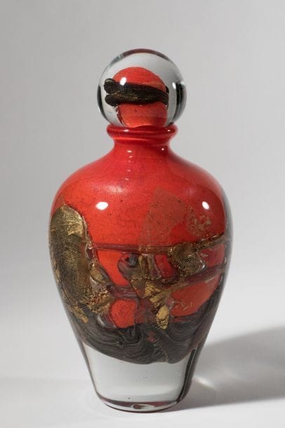 Jean-Claude NOVARO (1943-2015)
 Flacon ovoïde en verre soufflé, inclusion d’oxyde métallique marron et cordons de feuilles d’or internes sur fond émaillé rouge.


Signé et daté 2008 sous la base.


Hauteur : 25 cm.