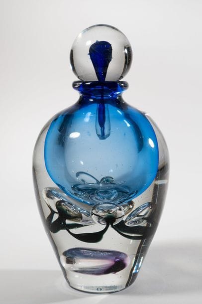 Jean-Claude NOVARO (1943-2015)
 Flacon ovoïde en verre soufflé transparent de forte densité, inclusion de bulles d’air teintées bleu et rose en suspension.


Signé et daté 2008 sous la base.


Hauteur : 26 cm.