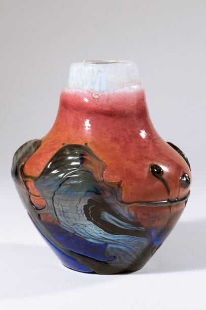 Jean-Claude NOVARO (1943-2015)
 Vase épaulé en verre soufflé à décor irisé d’émaux rouge, bleu et col blanc, cordons bleutés appliqués en surface.


Signé et daté 1998 sous la base.


Hauteur : 17 cm.