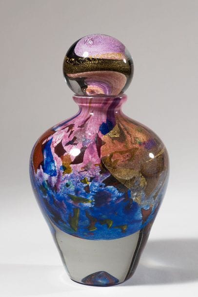 Jean-Claude NOVARO (1943-2015)
 Flacon ovoïde en verre soufflé, inclusion d’oxydes de couleurs et de feuilles d’or sur fond émaillé rose et bleu.


Signé et daté 2007 sous la base.

H. : 23,5 cm.