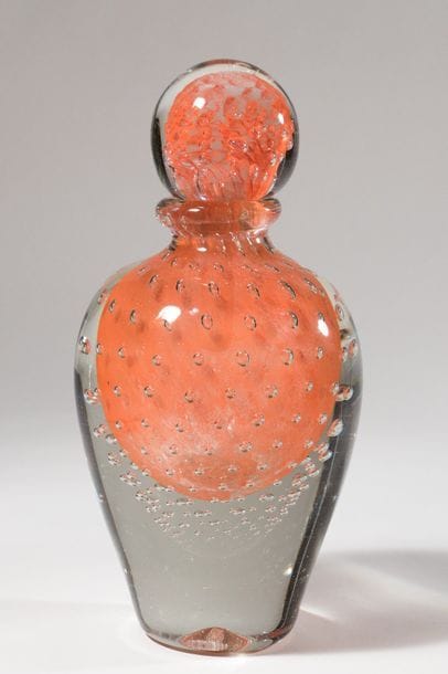 Jean-Claude NOVARO (1943-2015)
 Flacon ovoïde en verre soufflé à décor de bulles sur fond orange.


Signé et daté 2008 sous la base.


Hauteur : 24 cm.