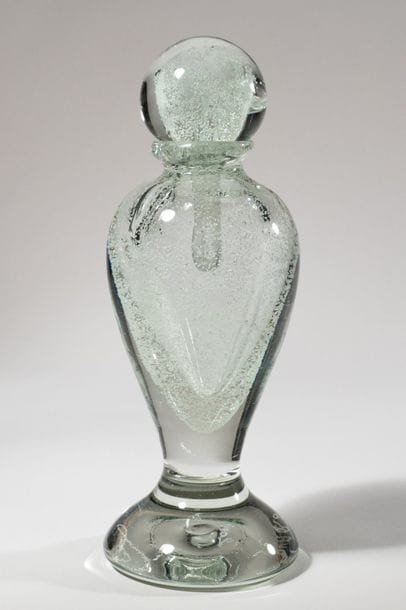 Jean-Claude NOVARO (1943-2015)
 Flacon sur piédouche en verre soufflé transparent, légèrement bullé et saupoudré d’émail blanc luminiscent.


Signé et daté 2008 sous la base.


Hauteur : 26 cm.