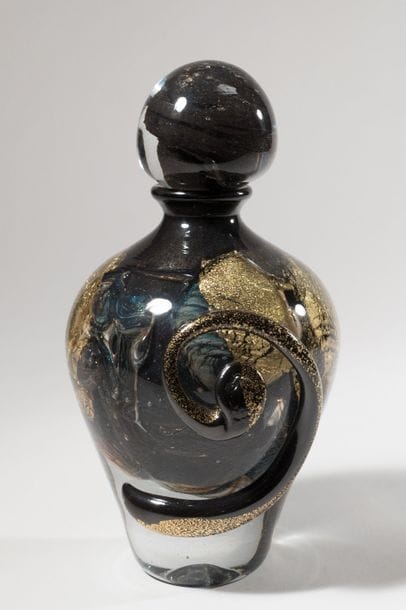 Jean-Claude NOVARO (1943-2015)
 Flacon ovoïde en verre soufflé, inclusion d’oxyde métallique bleutés et cordons de feuilles d’or internes sur fond émaillé noir, cordon spirale rapporté.


Signé et daté 2007 sous la base.


Hauteur : 23 cm.