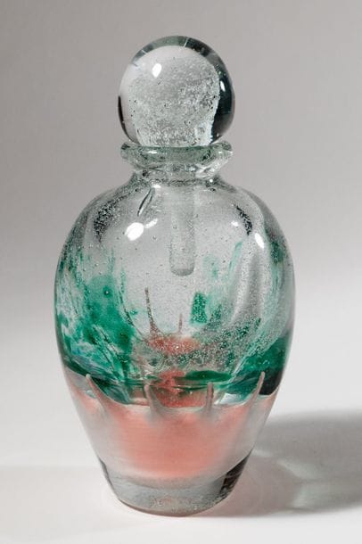 Jean-Claude NOVARO (1943-2015)
 Flacon ovoïde en verre soufflé transparent à décor bullé et touches d’oxyde vert, base flammée orangée luminiscente.


Signé et daté 2008 sous la base.


Hauteur : 22 cm.