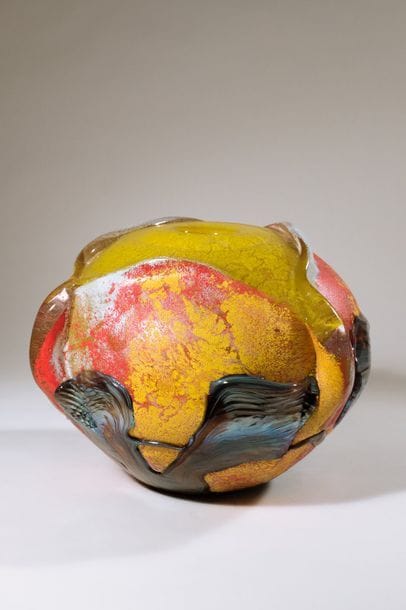 Jean-Claude NOVARO (1943-2015)
 Vase boule en verre soufflé à décor d’émail jaune, émaux rouge, jaune et cordons bleutés appliqués en surface.


Signé et daté 2008 sous la base.


Hauteur : 22 cm. 

Diamètre : 30 cm.