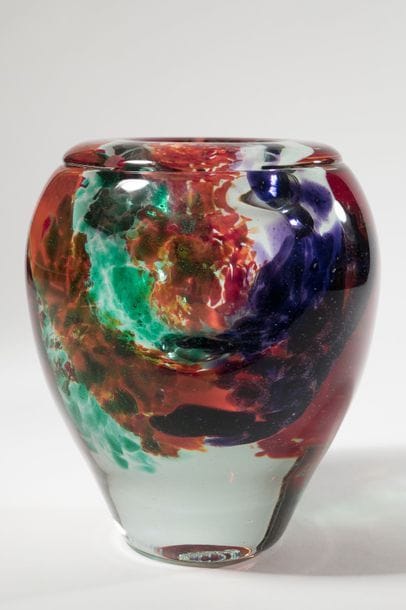 Jean-Claude NOVARO (1943-2015){CR}Vase ovoïde à large col en verre soufflé à décor d’émaux multicolores sur fond transparent.{CR}
Signé et daté 2007 sous la base.{CR}
Hauteur : 20 cm.