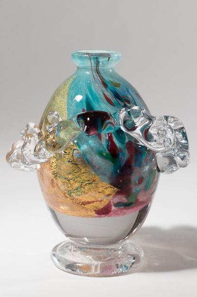 Jean-Claude NOVARO (1943-2015){CR}Vase ovoïde à col resserré sur piédouche en verre soufflé à décor marbré turquoise, rose et feuilles d’or, un épais cordon de verre transparent en ceinture.{CR}
Signé et daté 2001 sous la base.{CR}
Hauteur : 14 cm.
