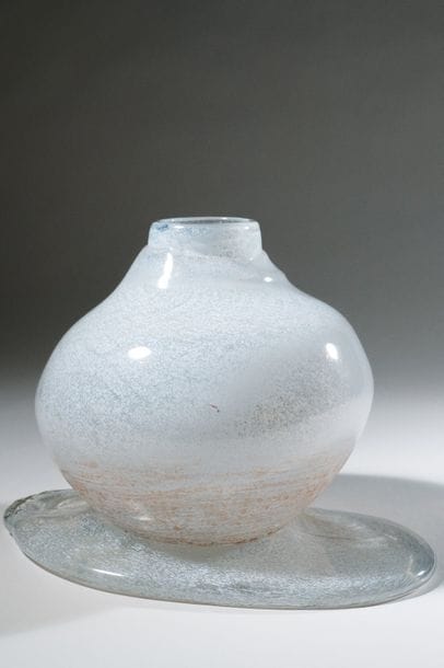 Jean-Claude NOVARO (1943-2015)
 Vase boule en verre soufflé à col resserré à décor moucheté blanc, sur sa terrasse de forme libre.


Signé et daté 2008 sous la base.


Hauteur : 18cm.