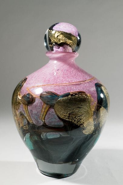 Jean-Claude NOVARO (1943-2015)
 Flacon ovoïde en verre soufflé, inclusion d’oxyde métallique bleutés et cordons de feuilles d’or internes sur fond émaillé vert et rose.


Signé et daté 2008 sous la base.


Hauteur : 29 cm.