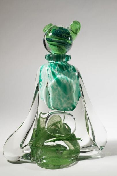 Jean-Claude NOVARO (1943-2015)
 Flacon ovoïde en verre soufflé transparent à décor bullé luminiscent, émaux rouge et orange en partie centrale. Anses rapportées sur le corps et le bouchon.


Signé et daté 2008 sous la base.


Hauteur : 34 cm.