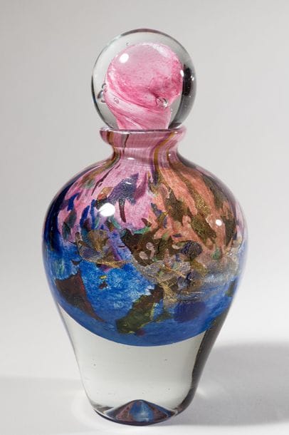 Jean-Claude NOVARO (1943-2015)
 Flacon ovoïde en verre soufflé à décor d’émaux de couleurs appliqués sur fond rose et bleu, filets d’or..


Signé et daté 2007 sous la base.


Hauteur : 24 cm.