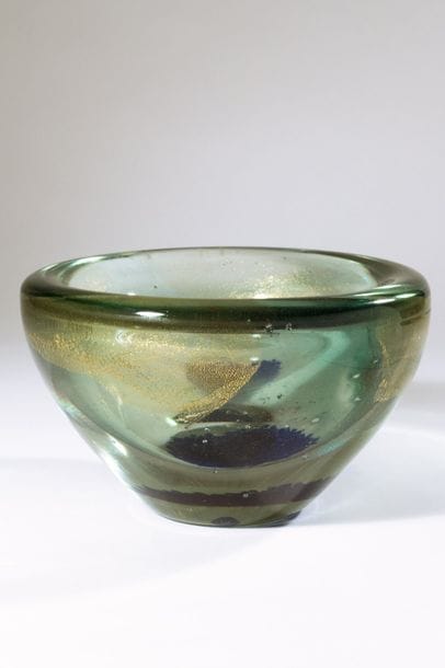 Jean-Claude NOVARO (1943-2015)
 Coupe en verre soufflé de forte densité à décor d’émaux orange sur le fond, application de feuilles d’or sur le tour.


Signé et daté 2007 sous la base.


Hauteur : 11 cm. 

Diamètre : 20 cm.