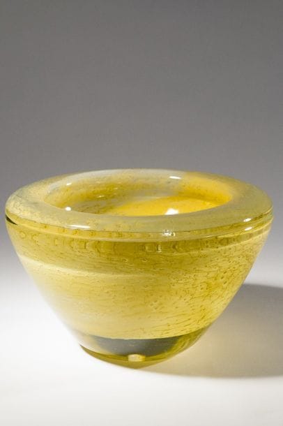 Jean-Claude NOVARO (1943-2015)
 Coupe tronconique en verre épais soufflé à décor marbré jaune.


Signé et daté 2008 sous la base.

H. : 11 cm.