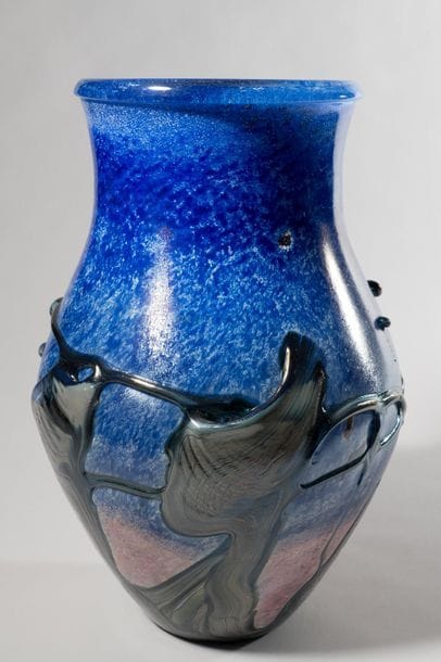 Jean-Claude NOVARO (1943-2015)
 Vase balustre en verre soufflé à décor intercalaire d’émaux rose et bleu, cordons bleutés appliqués en surface.


Signé et daté 2004 sous la base.


Hauteur : 33 cm.