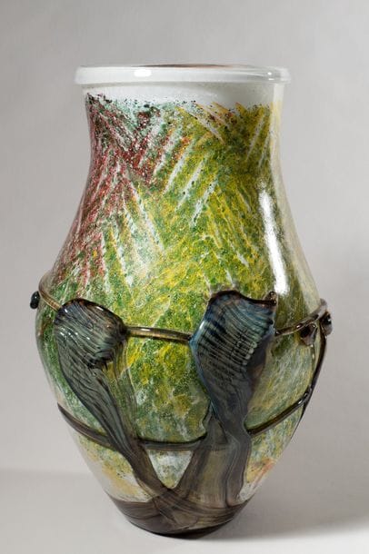 Jean-Claude NOVARO (1943-2015)
 Vase balustre en verre soufflé à décor intercalaire d’émaux blanc, vert, jaune et rouge, cordons bleutés appliqués en surface.


Signé et daté 2007 sous la base.


Hauteur : 34 cm.