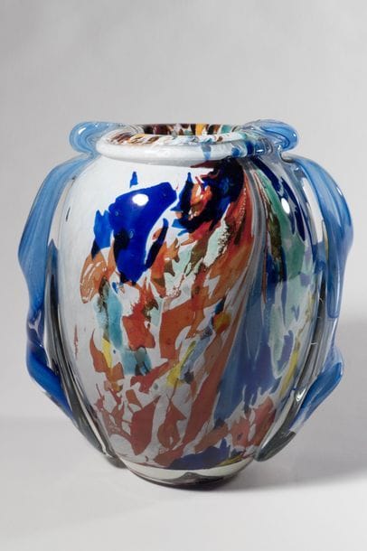 Jean-Claude NOVARO (1943-2015)
 Vase ovoïde en verre soufflé à décor d’émaux multicolores sur fond blanc, anses bleutées rapportées en surface.


Signé et daté 2007 sous la base.


Hauteur : 25 cm.