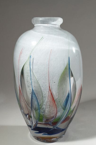 Jean-Claude NOVARO (1943-2015)
 Vase en verre soufflé à décor flammé d’émaux vert, rouge et bleu sur fond émaillé blanc.


Signé et daté 2003sous la base.


Hauteur : 33 cm