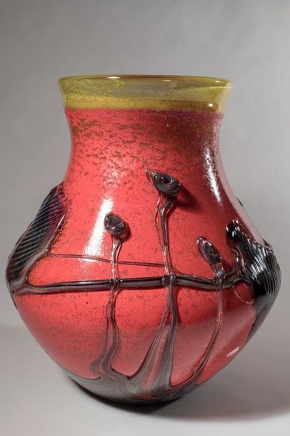 Jean-Claude NOVARO (1943-2015)
Grand vase balustre en verre soufflé à décor intercalaire d'émaux jaune et rouge, cordons bleutés appliqués en surface.
Signé et daté 2008 sous la base.
Hauteur : 39 cm.