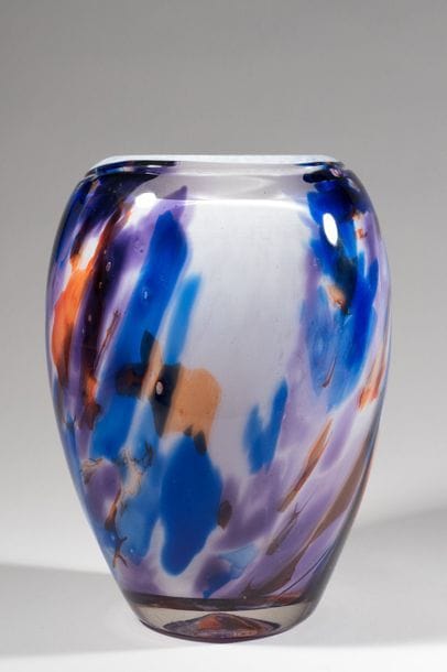 Jean-Claude NOVARO (1943-2015)
Vase balustre en verre soufflé à décor de marbrures mauve, bleu et orange sur fond blanc.


Signé et daté 2008 sous la base.


Hauteur : 25 cm.