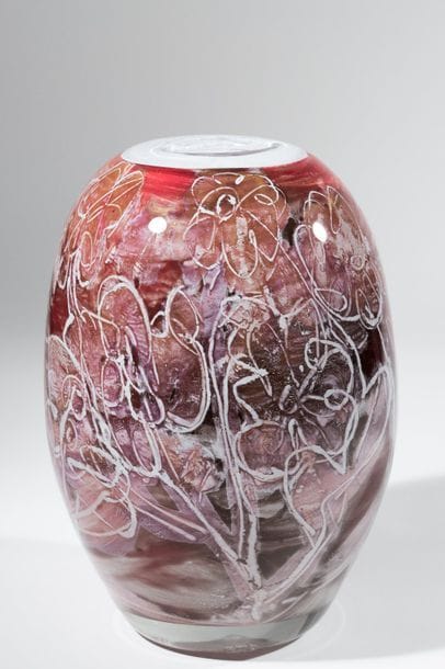 Jean-Claude NOVARO (1943-2015)
Vase à col resserré en verre soufflé à décor peint librement de cercles blancs sur fond marbré rose et rouge.
Signé et daté 2008 sous la base.
Hauteur : 26 cm.