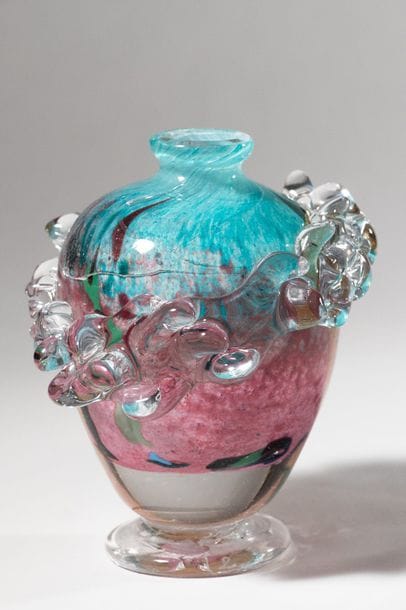 Jean-Claude NOVARO (1943-2015){CR}Vase ovoïde à col resserré sur piédouche en verre soufflé à décor marbré vert et turquoise, un épais cordon de verre transparent en ceinture.{CR}
Signé et daté 2001 sous la base.{CR}
Hauteur : 14 cm.