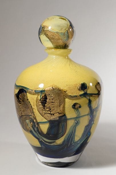 Jean-Claude NOVARO (1943-2015)
 Flacon ovoïde en verre soufflé, inclusion d’oxyde métallique bleutés et cordons de feuilles d’or internes sur fond émaillé jaune.


Signé et daté 2002 sous la base.


Hauteur : 33 cm.