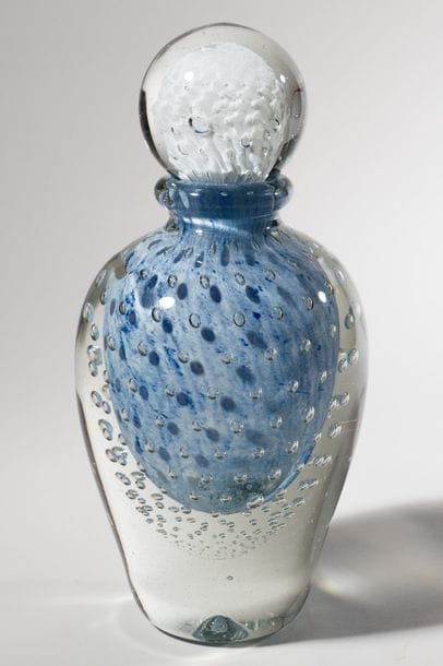 Jean-Claude NOVARO (1943-2015)
 Flacon ovoïde en verre soufflé à décor de bulles sur fond bleu.


Signé et daté 2008 sous la base.


Hauteur : 23 cm.