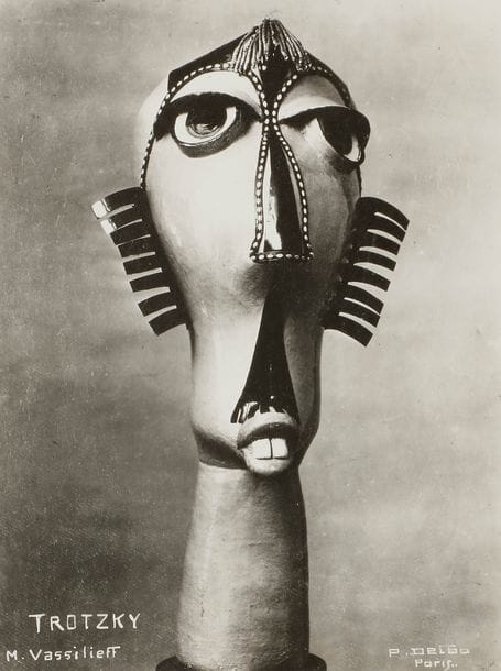 Marie VASSILIEFF (1884-1957)
Paul Poiret - Trotzky
2 tirages argentiques d’époque.
L’un signé dans la planche, l’autre sur un cartonnage au lettrage de l’artiste.
P. Delbo photographe, Paris.
22.5 x 17 cm chaque.