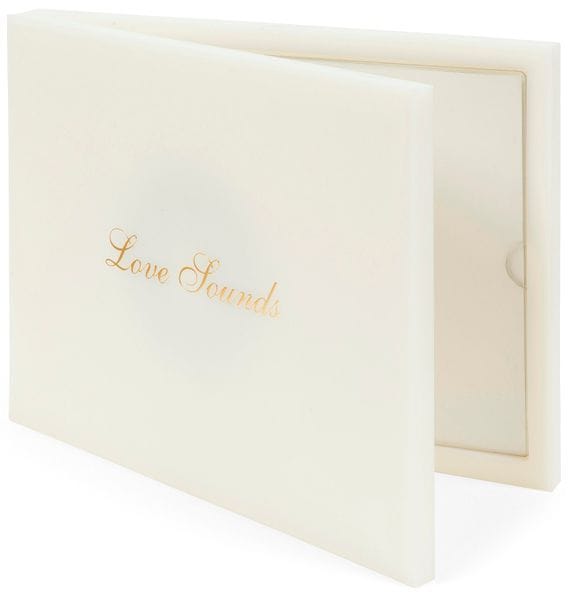 Jaume PLENSA (né en 1955)
 Love sounds, 1998
 Boîtier en nylon composé d'un CD, 5 échographies photographiques et un livret de présentation.
27 x 33 x 4 cm