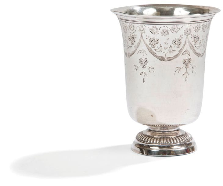 Timbale tulipe en argent reposant sur un piédouche mouluré de godrons, gravé dans sa partie médiane supérieure d’un réseau de fleurettes et de guirlandes. Léger enfoncement au piédouche.
PARIS 1809 - 1819 - poinçon de l’association des orfèvres -
Grosse recense Province 1819 - 1838 - n°33 -
Orfèvre : CJB
Poids : 104,50 g - hauteur : 11,1 cm